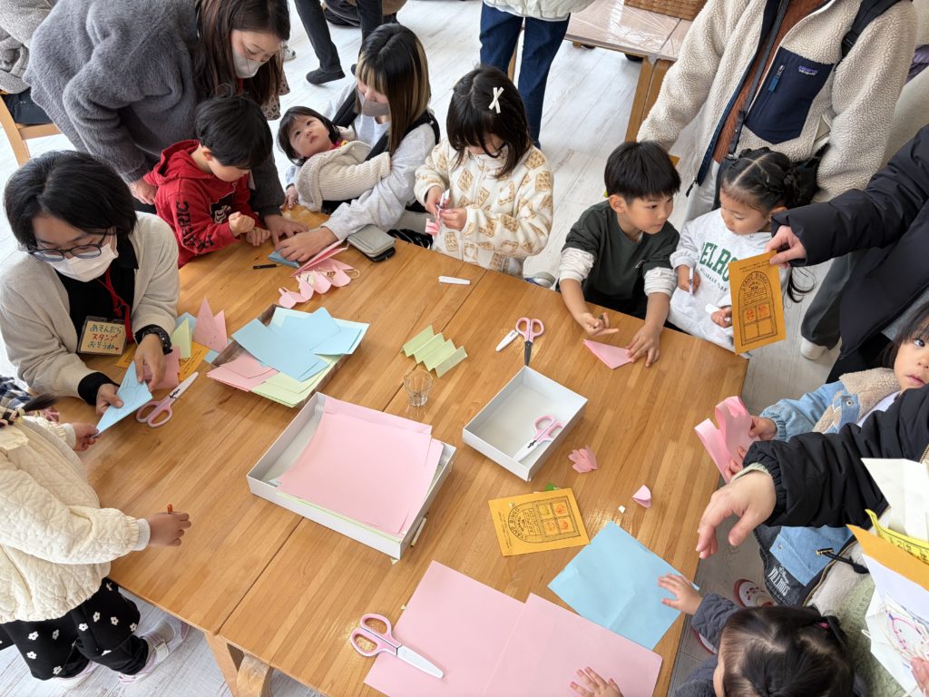 見たり，遊んだり